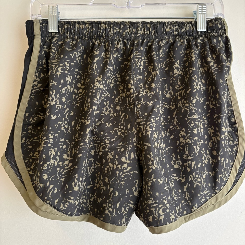 Nike Dri-Fit Tempo Running Shorts Women’s‎ Medium Black Olive Print (Runs Small)